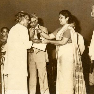 11 Receiving The National Literary Award From H.e.president Chandrika Kumarathunga